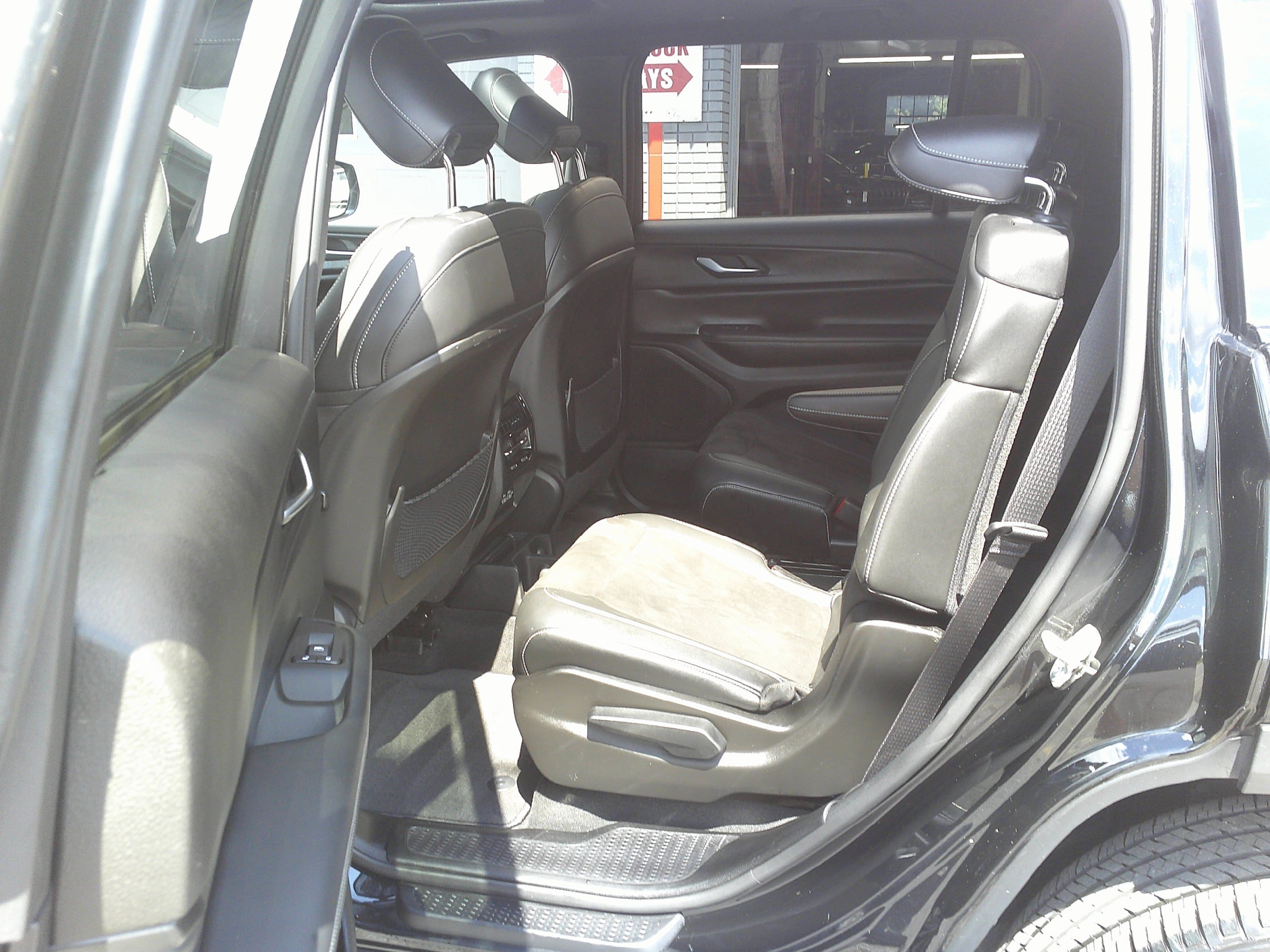 Used 2023 Jeep Grand Cherokee L Laredo AWD/4WD image 17