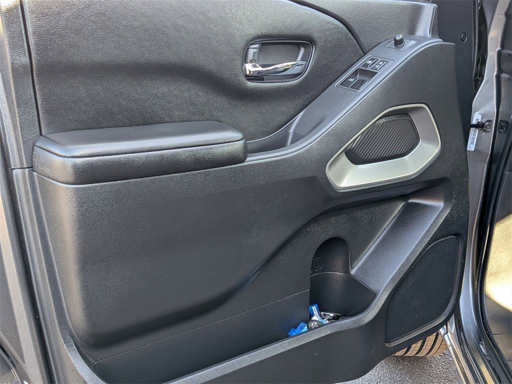 Used 2025 Nissan Frontier SV image 9