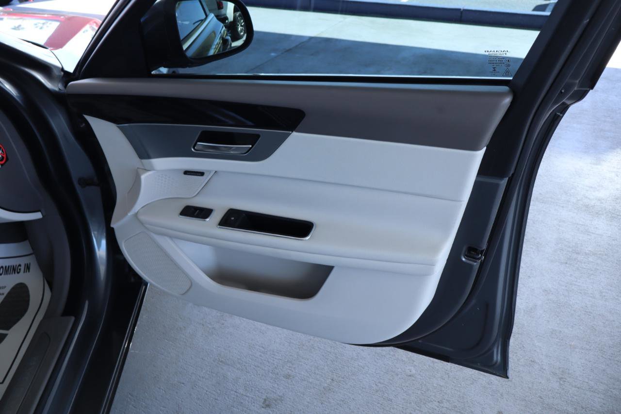 Used 2017 Jaguar XF Premium image 39