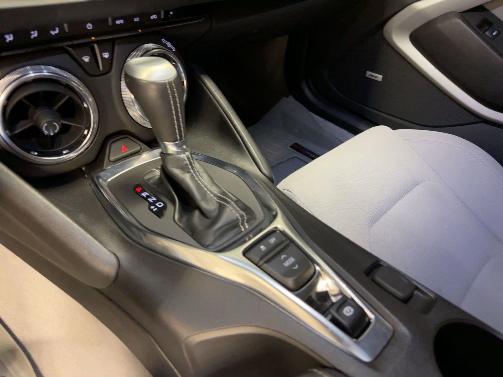 Used 2021 Chevrolet Camaro LT w/ Technology Package image 15