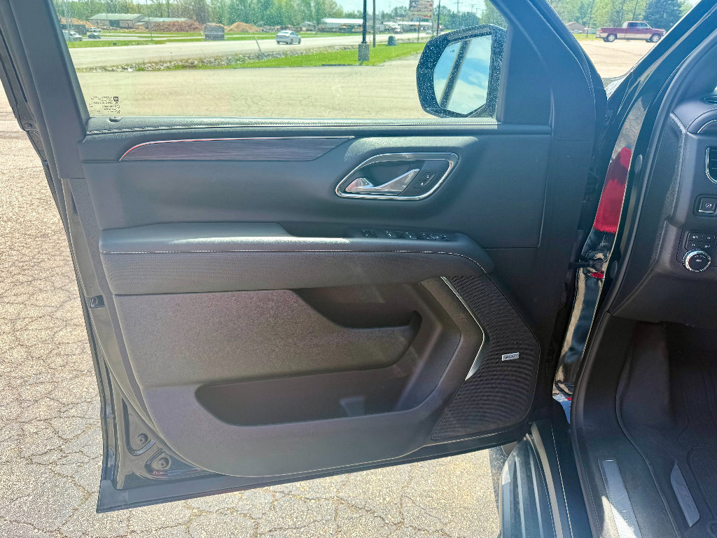 Used 2024 GMC Yukon XL SLT w/ SLT Luxury Package image 10