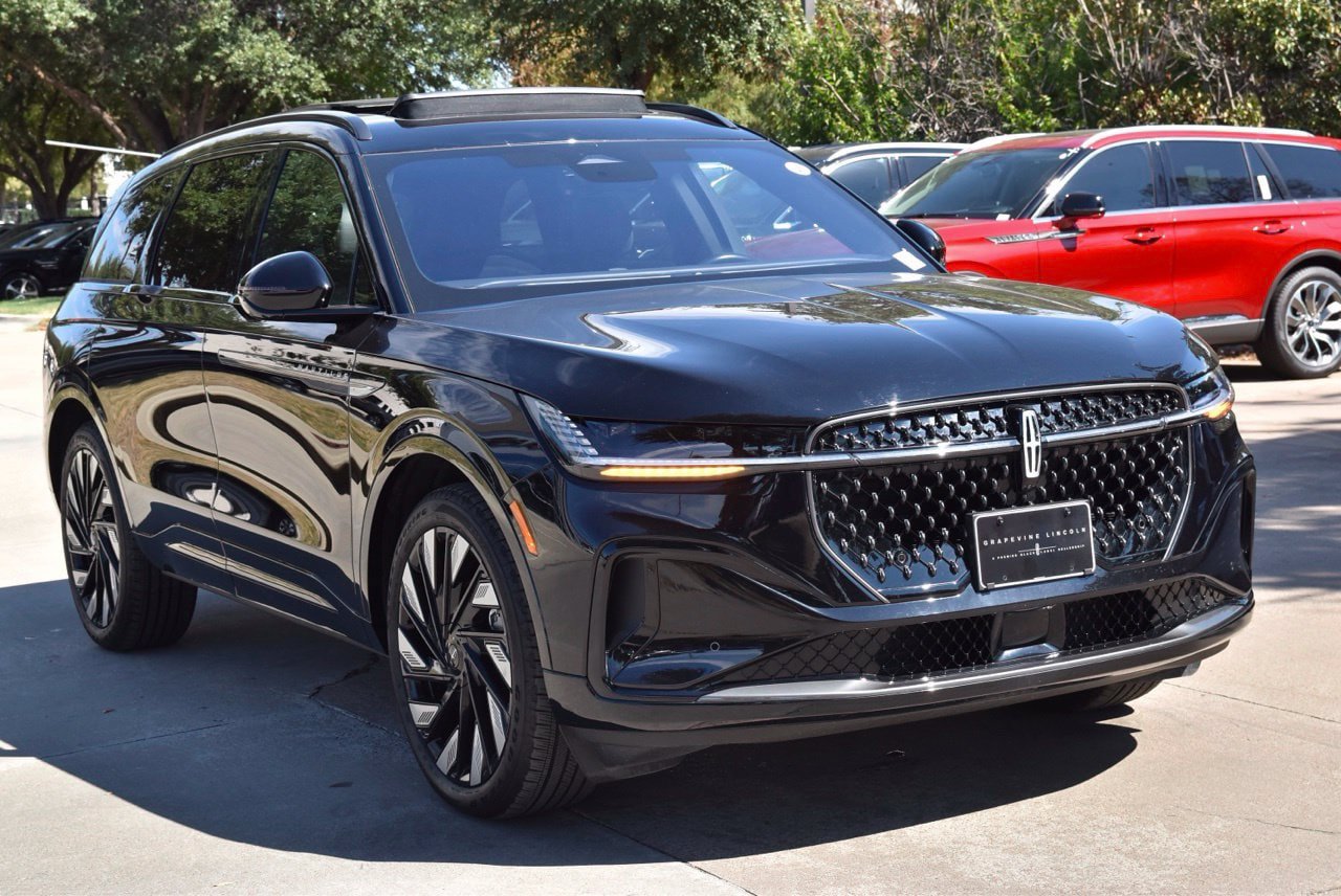 Certified 2025 Lincoln Nautilus Reserve w/ Jet Appearance Package AWD/4WD image 4