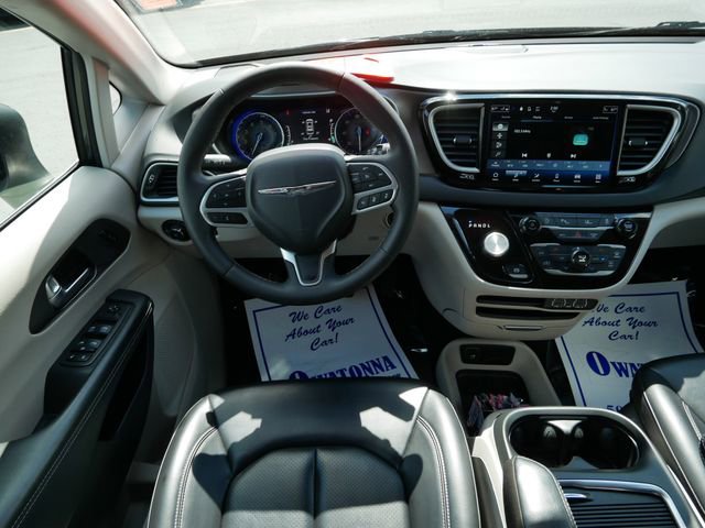 Used 2023 Chrysler Pacifica Touring-L FWD image 9