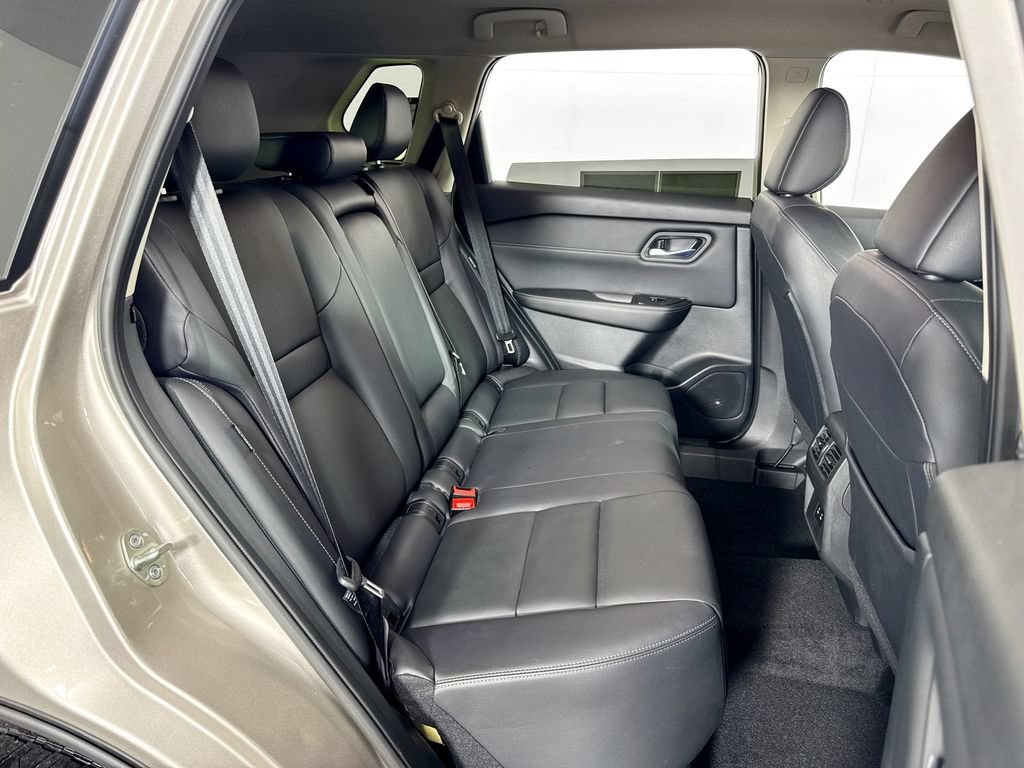 Used 2025 Nissan Rogue SL AWD/4WD image 33