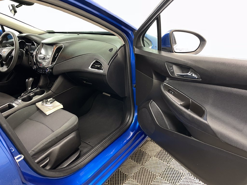 Used 2018 Chevrolet Cruze LT w/ Convenience Package FWD image 31