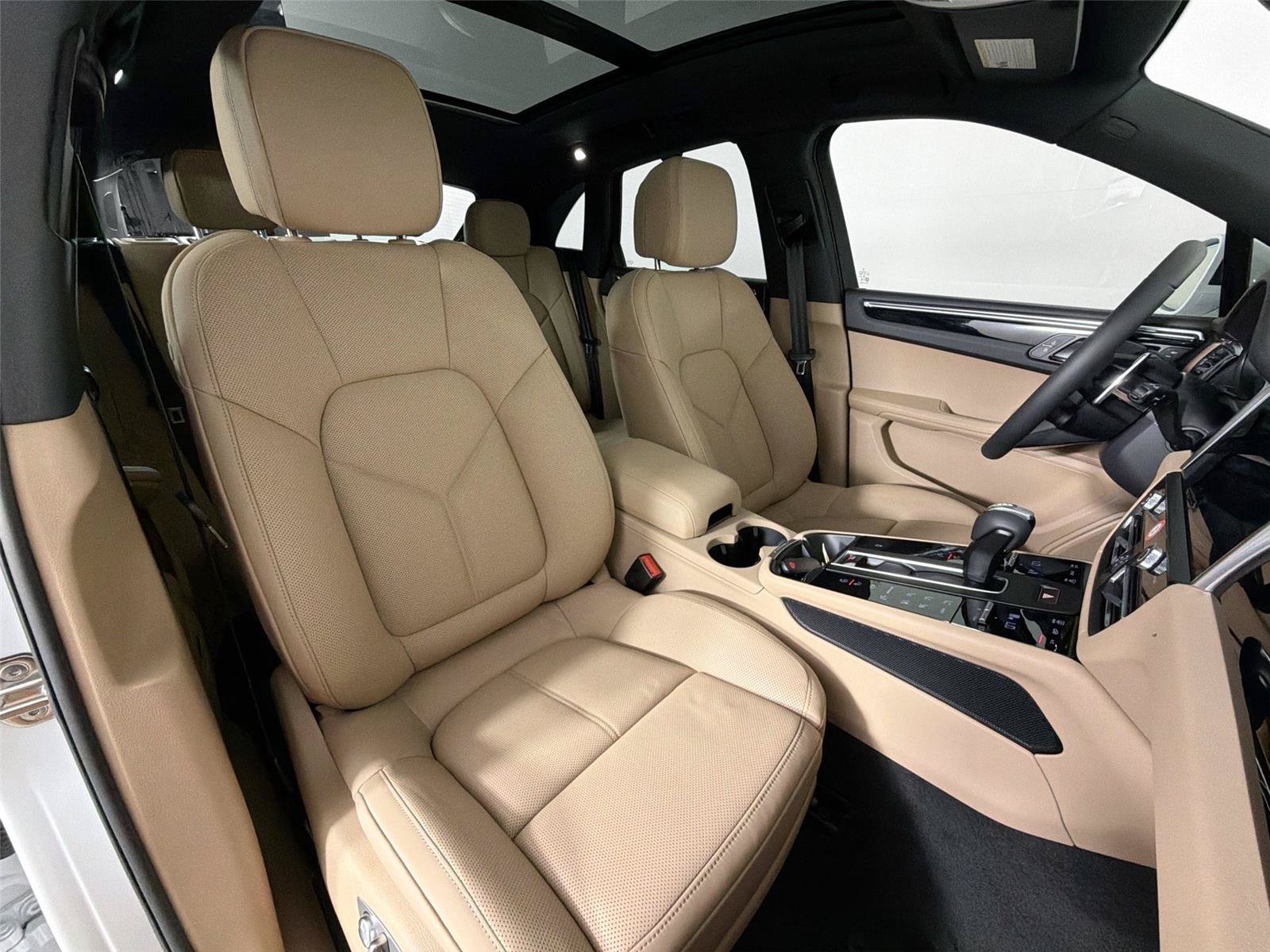 Certified 2026 Porsche Macan Turbo AWD/4WD image 28