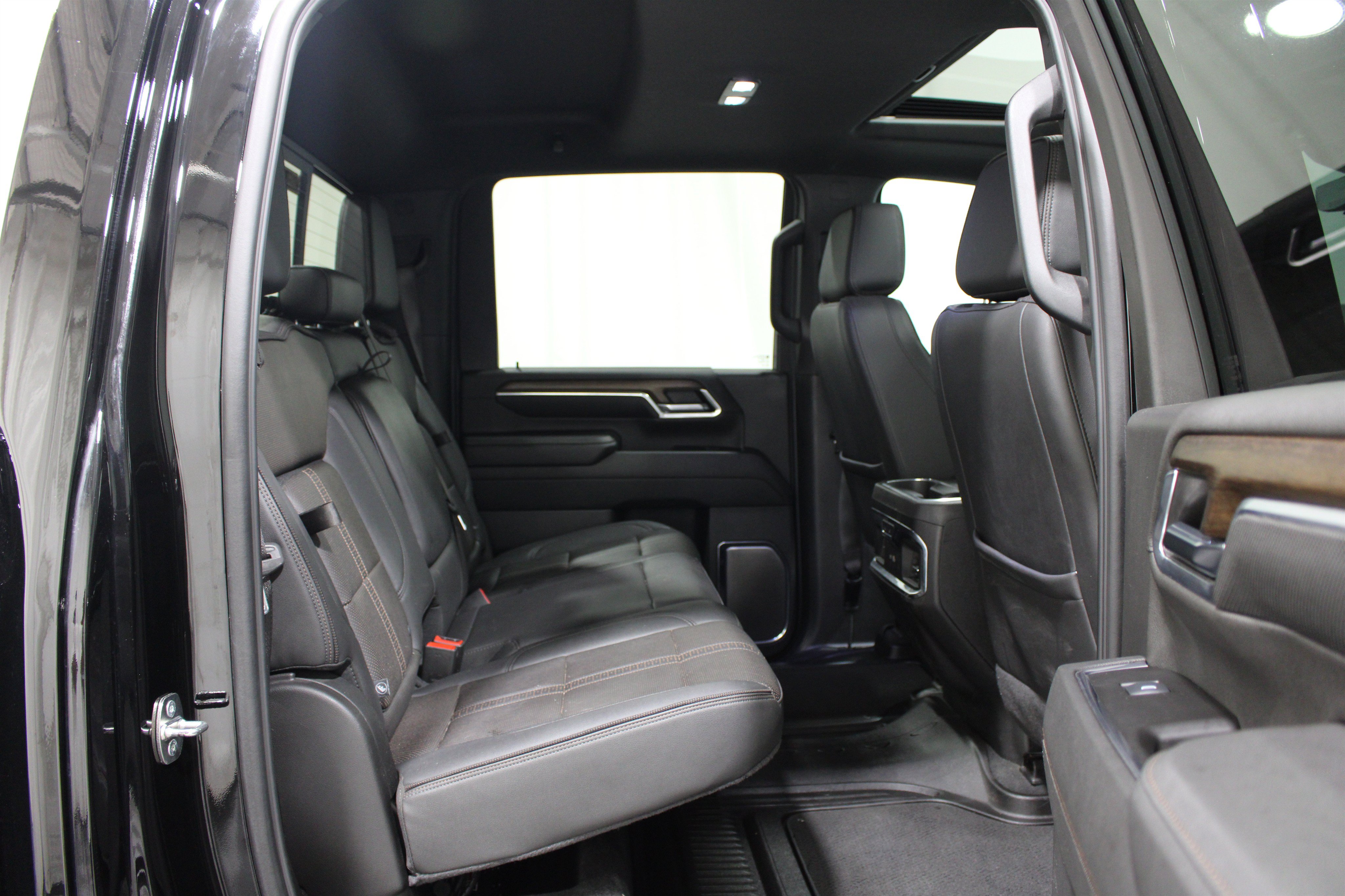 Used 2024 Chevrolet Silverado 2500 High Country w/ High Country Premium Package AWD/4WD image 23