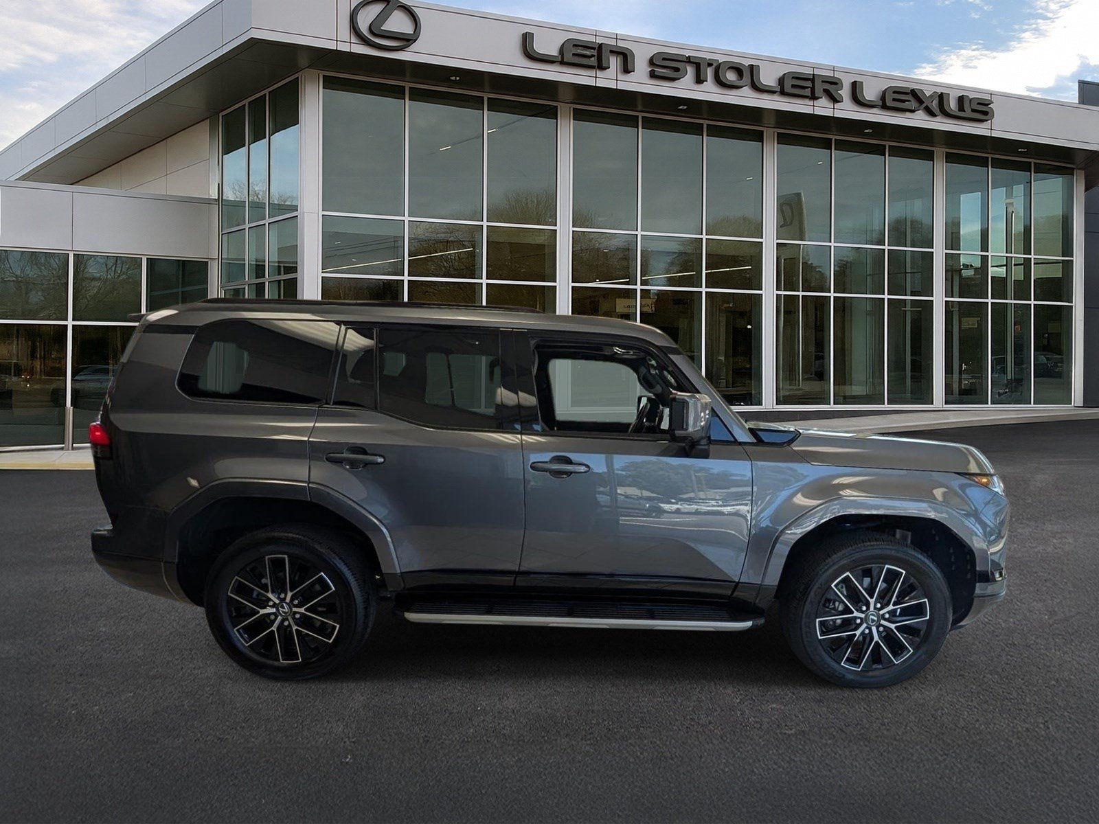 Used 2025 Lexus GX 550 w/ Accessory Package (2T) AWD/4WD image 2