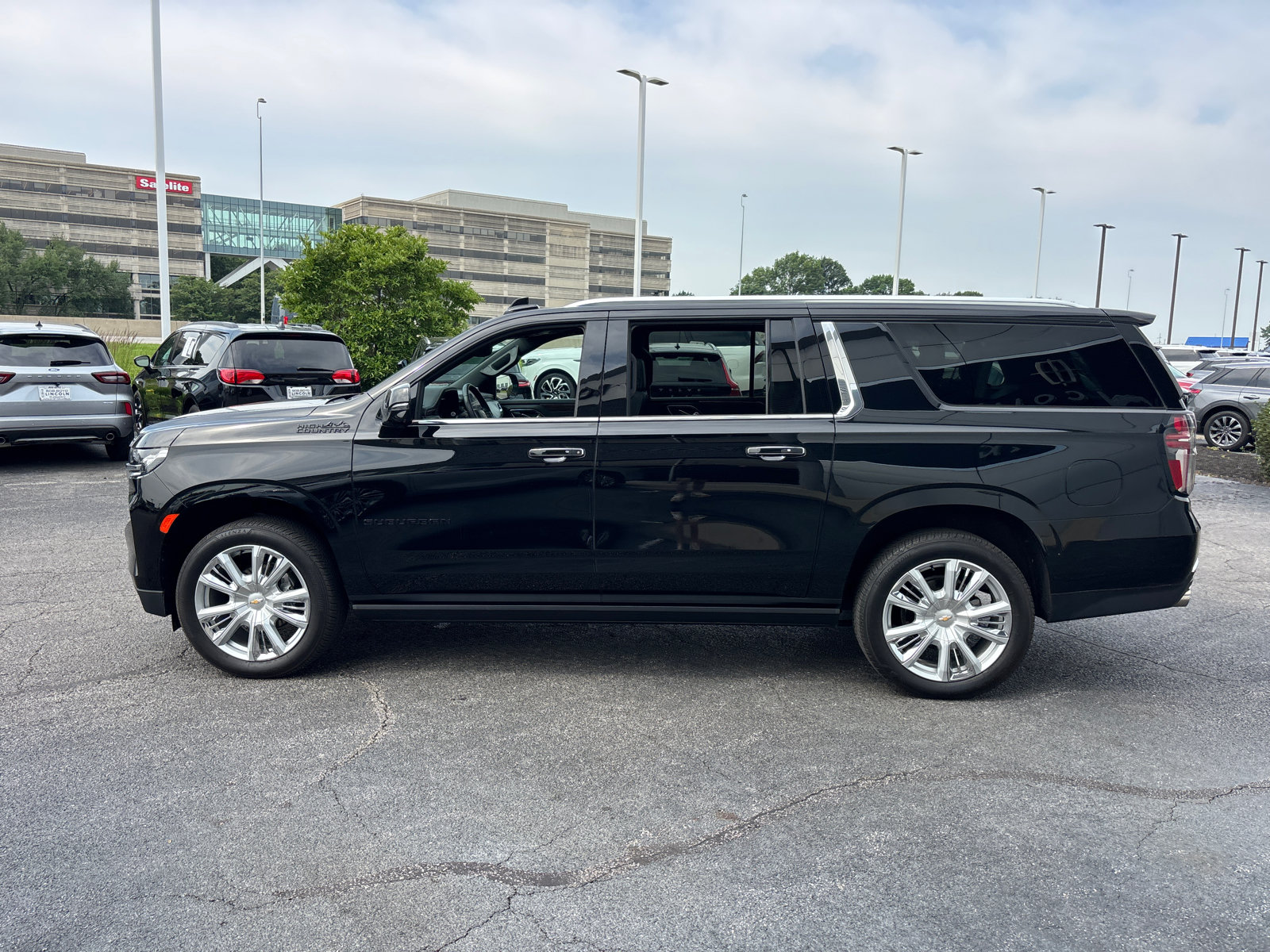 Used 2024 Chevrolet Suburban High Country w/ Premium Package AWD/4WD image 4