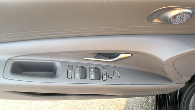Used 2023 Hyundai Elantra SE FWD image 11
