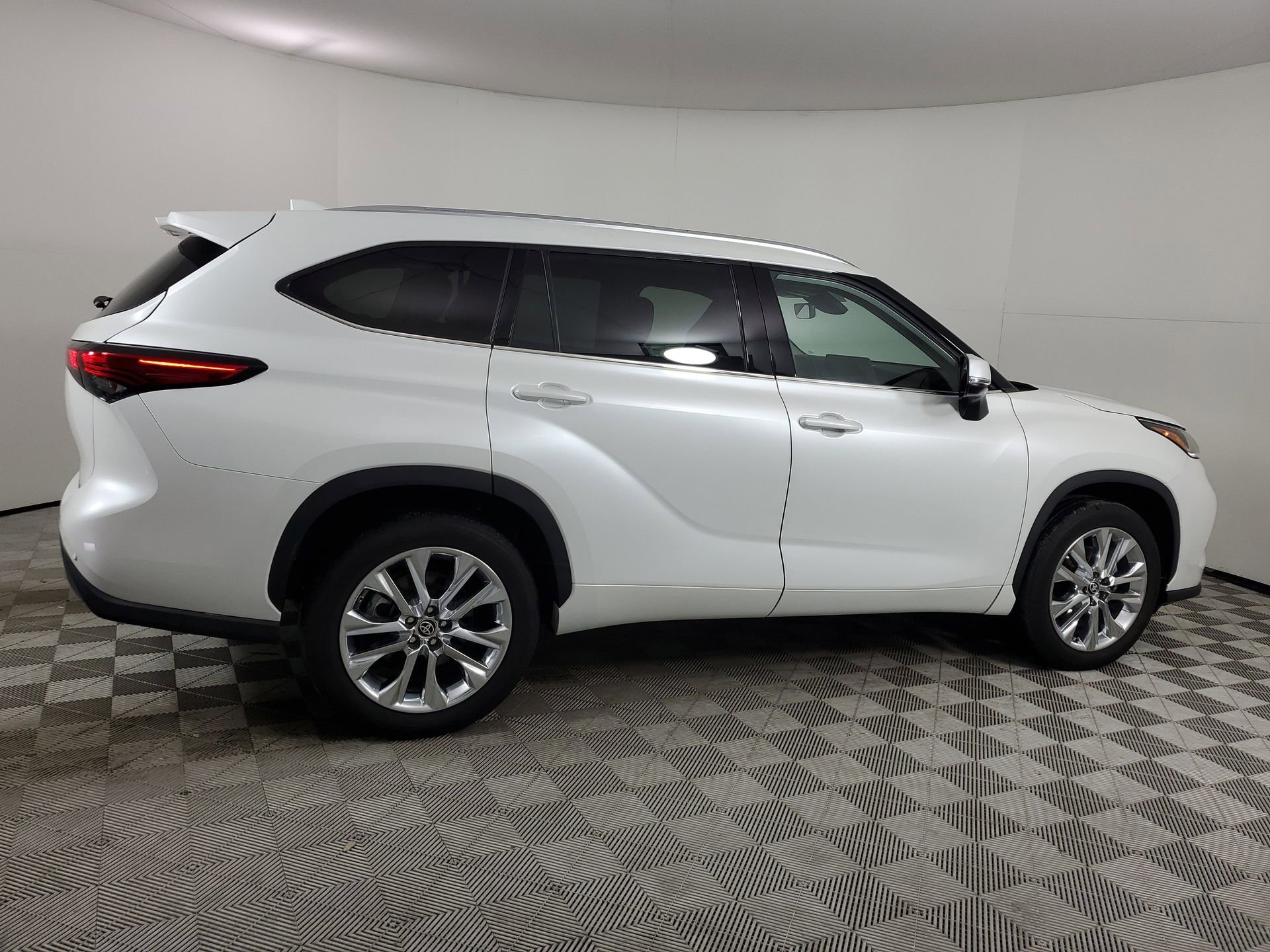 Used 2023 Toyota Highlander Limited image 12