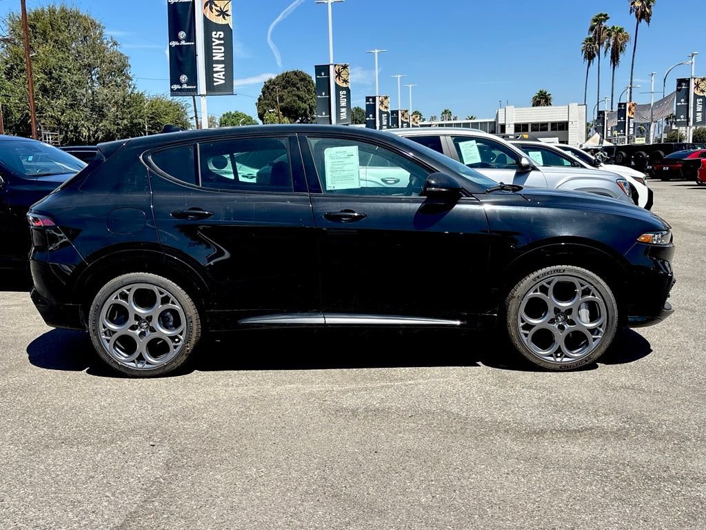 Used 2025 Alfa Romeo Tonale w/ Premium Package AWD/4WD image 2