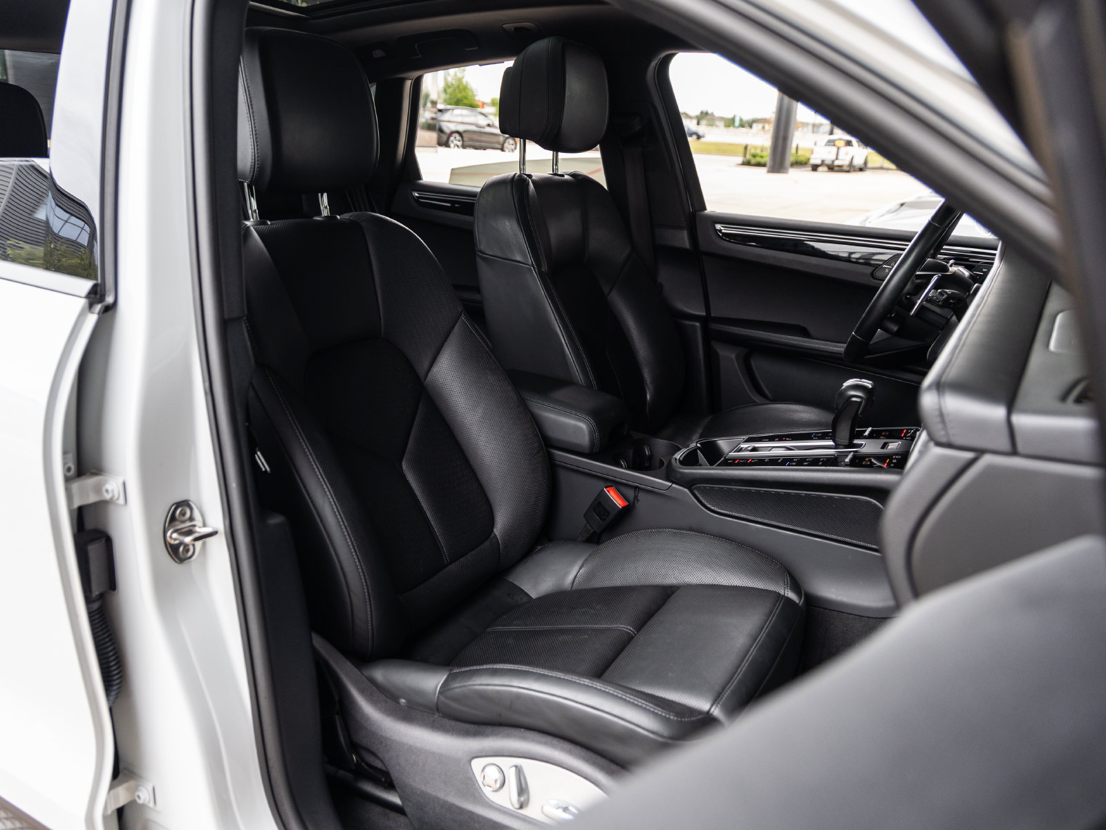 Certified 2022 Porsche Macan S AWD/4WD image 39