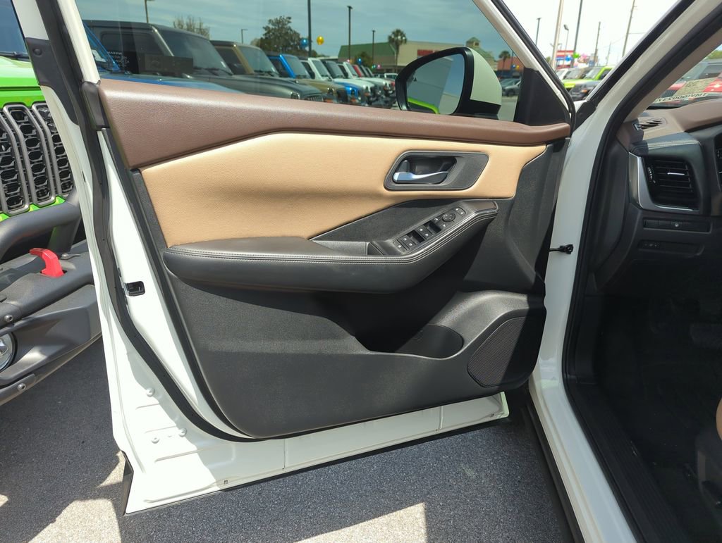 Used 2021 Nissan Rogue SV image 18