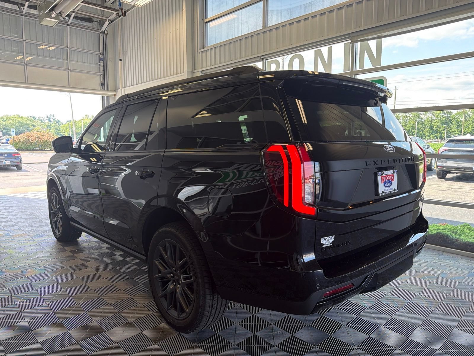 New 2027 Ford Expedition Platinum w/ Stealth Appearance Package AWD/4WD image 4