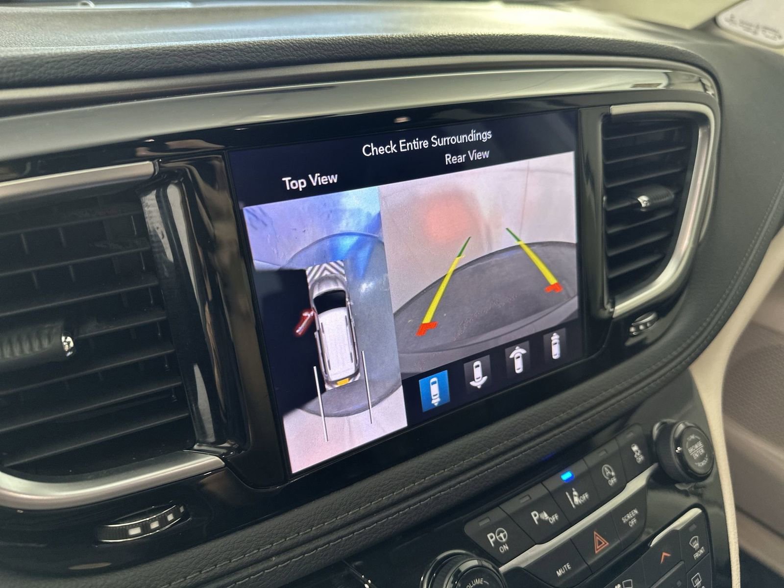 Used 2018 Chrysler Pacifica Limited image 22