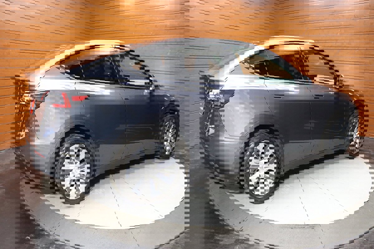 Used 2023 Tesla Model Y Long Range image 18