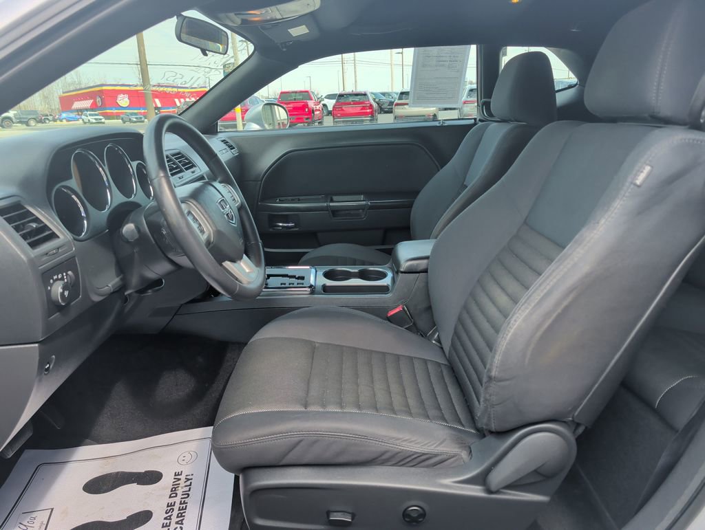 Used 2014 Dodge Challenger SXT image 8