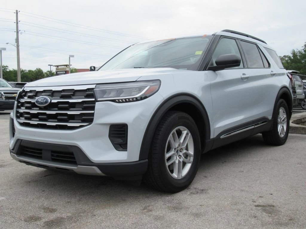 Used 2025 Ford Explorer Active RWD image 2