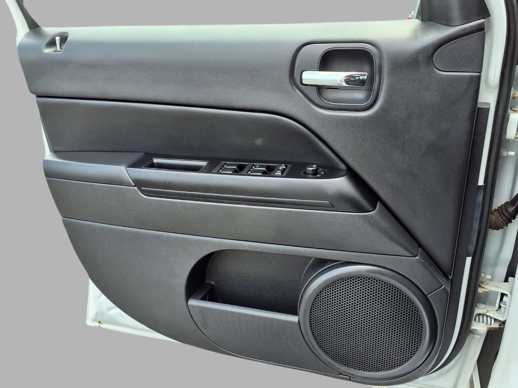 Used 2017 Jeep Patriot High Altitude FWD image 18