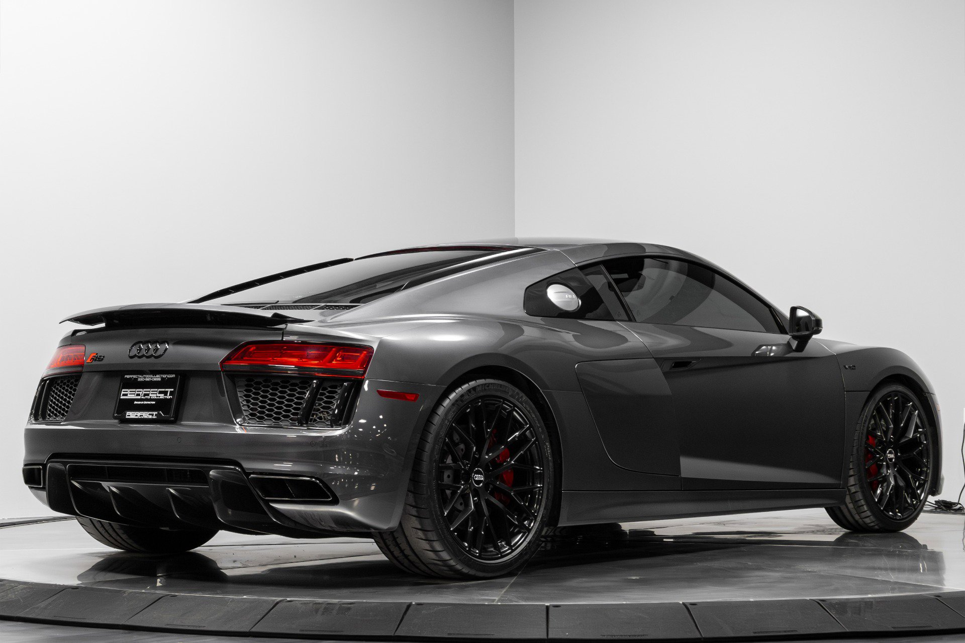 Used 2018 Audi R8 V10 w/ Premium Package image 13