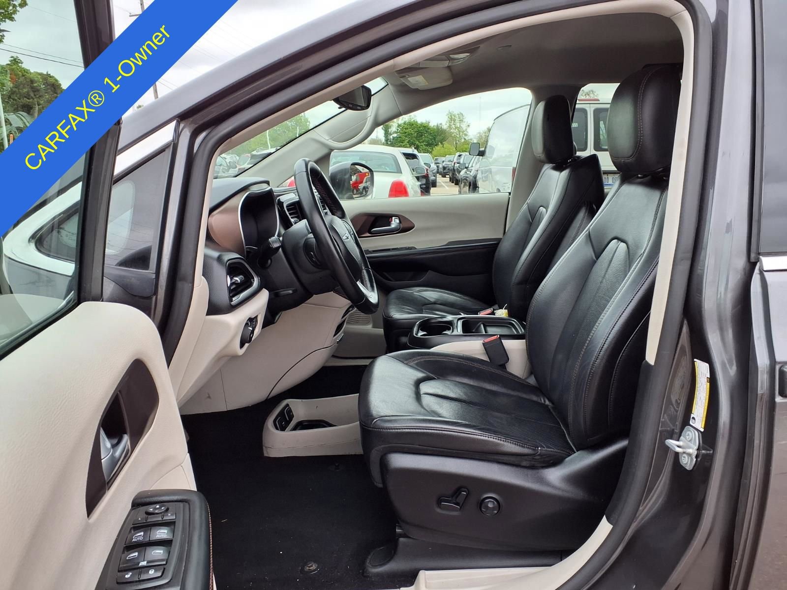 Used 2018 Chrysler Pacifica Touring-L FWD image 16