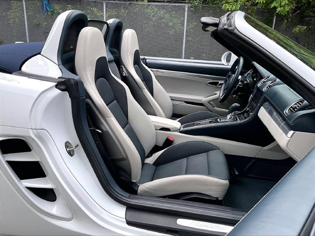 Used 2019 Porsche 718 Boxster RWD image 12
