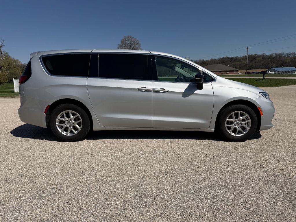 Used 2024 Chrysler Pacifica Touring-L FWD image 4