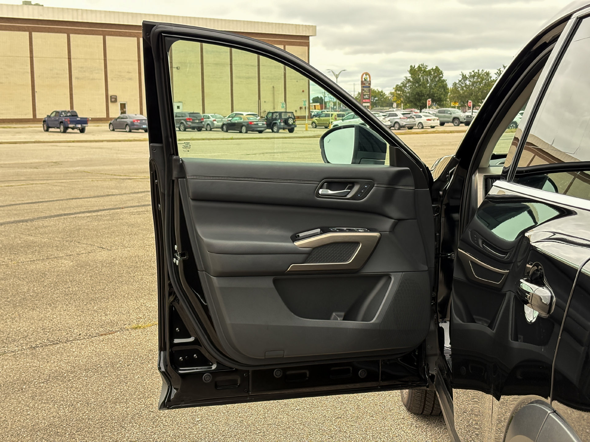 Used 2025 Nissan Pathfinder Platinum FWD image 11