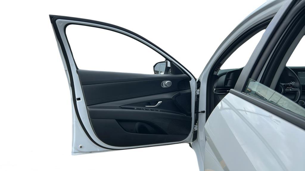 Certified 2025 Hyundai Elantra SE image 9