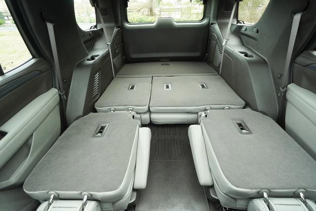 Used 2024 GMC Yukon SLT w/ SLT Premium Package image 32