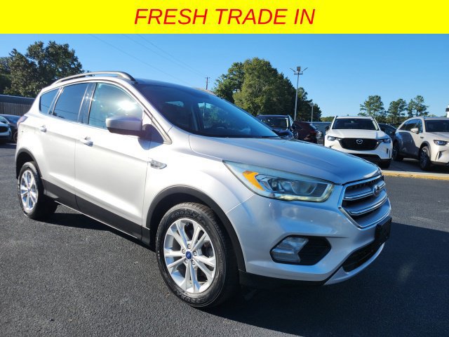 Used 2017 Ford Escape SE w/ Equipment Group 201A FWD image 2