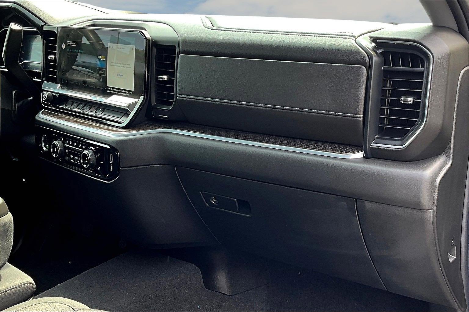 Used 2022 Chevrolet Silverado 1500 LT AWD/4WD image 18