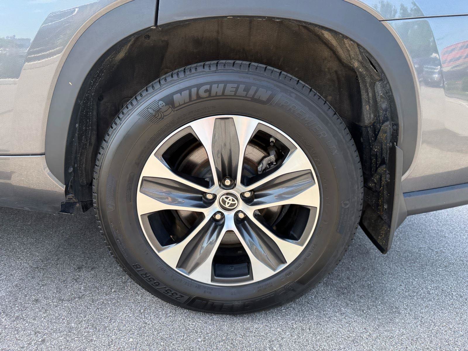 Used 2025 Toyota Highlander LE AWD/4WD image 31