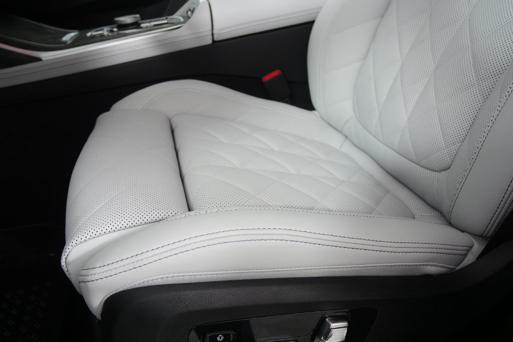 Used 2027 BMW X7 xDrive40i w/ M Sport Package AWD/4WD image 9