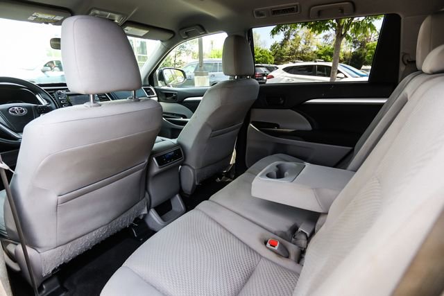Used 2014 Toyota Highlander LE AWD/4WD image 36
