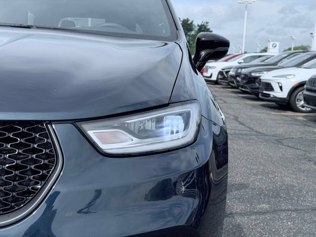 Used 2025 Chrysler Pacifica Limited FWD image 3