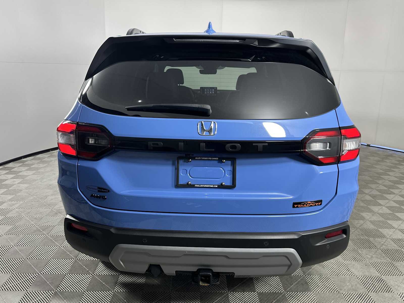 Used 2025 Honda Pilot TrailSport image 7