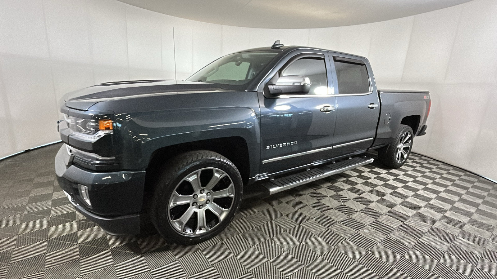 Used 2017 Chevrolet Silverado 1500 LTZ Z71 w/ LTZ Plus Package AWD/4WD image 8