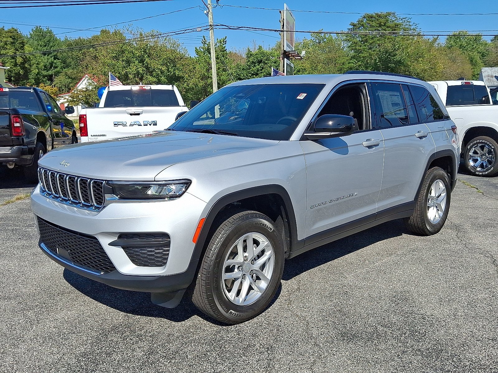 New 2025 Jeep Grand Cherokee Laredo X w/ Luxury Tech Group I AWD/4WD image 3