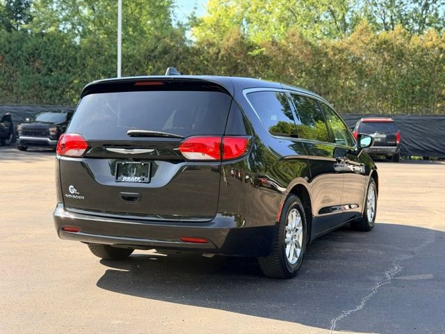 Used 2022 Chrysler Voyager LX FWD image 4