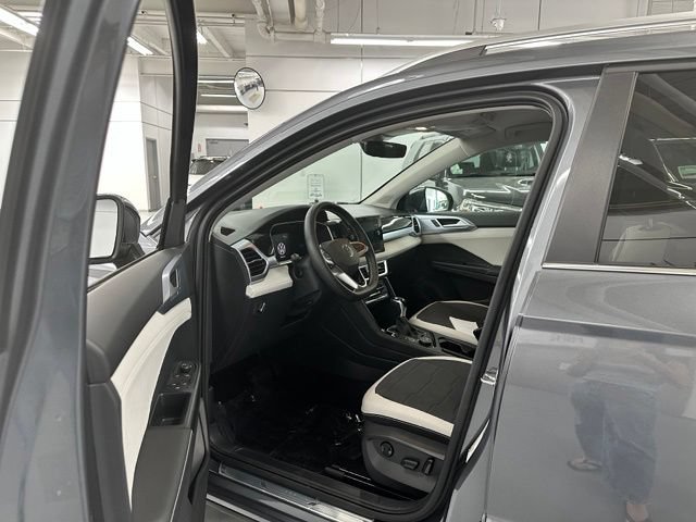 Used 2025 Volkswagen Taos SE AWD/4WD image 3