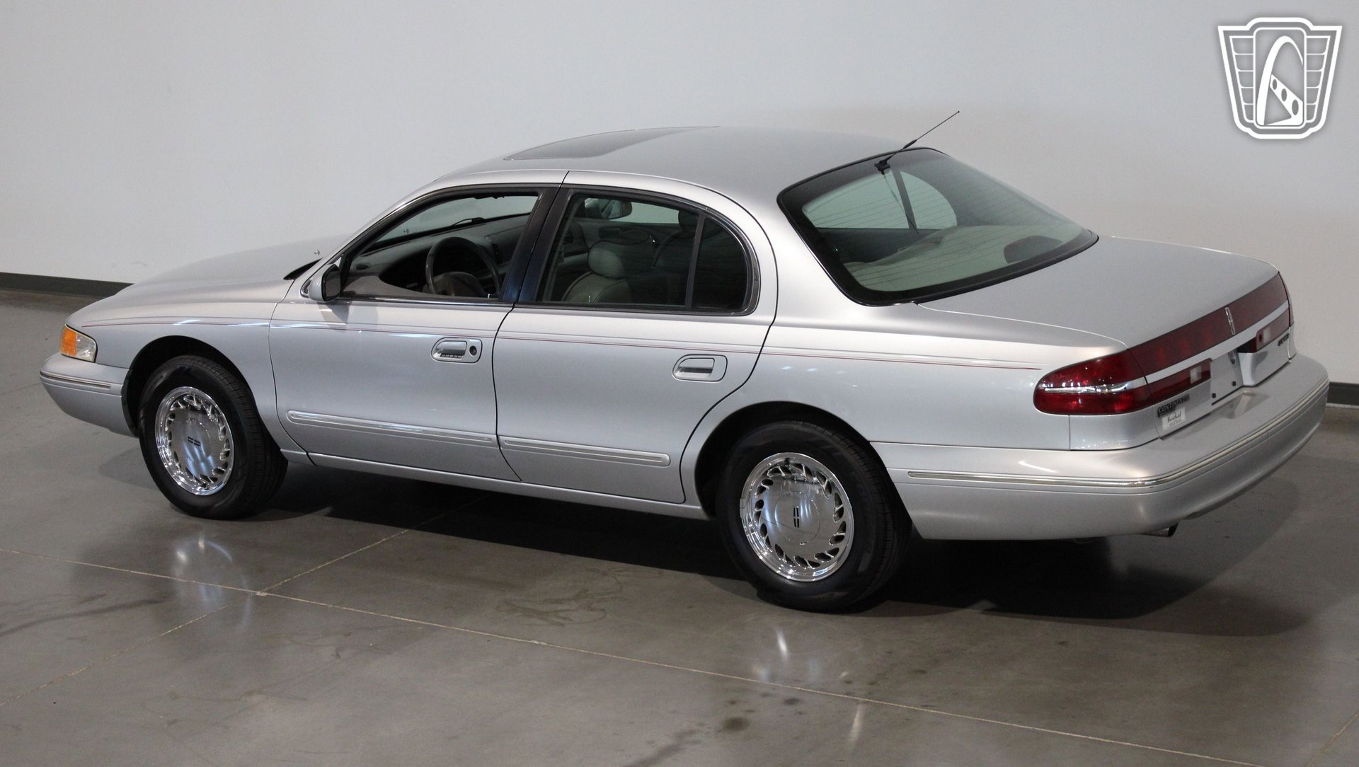 Used 1996 Lincoln Continental image 10