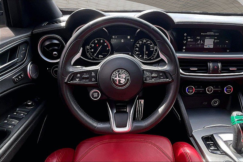 Used 2022 Alfa Romeo Stelvio Veloce AWD/4WD image 4