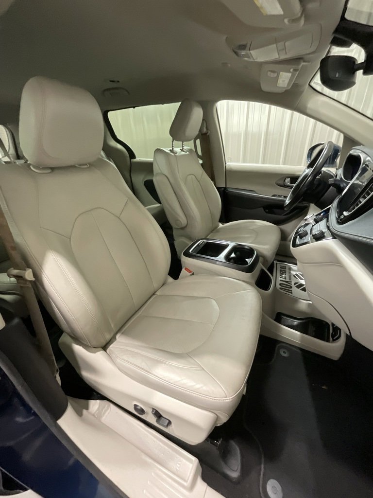 Used 2021 Chrysler Pacifica Touring-L image 15