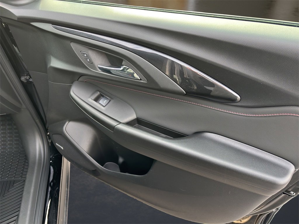 Used 2022 Chevrolet TrailBlazer RS w/ Sun and Liftgate Package image 9