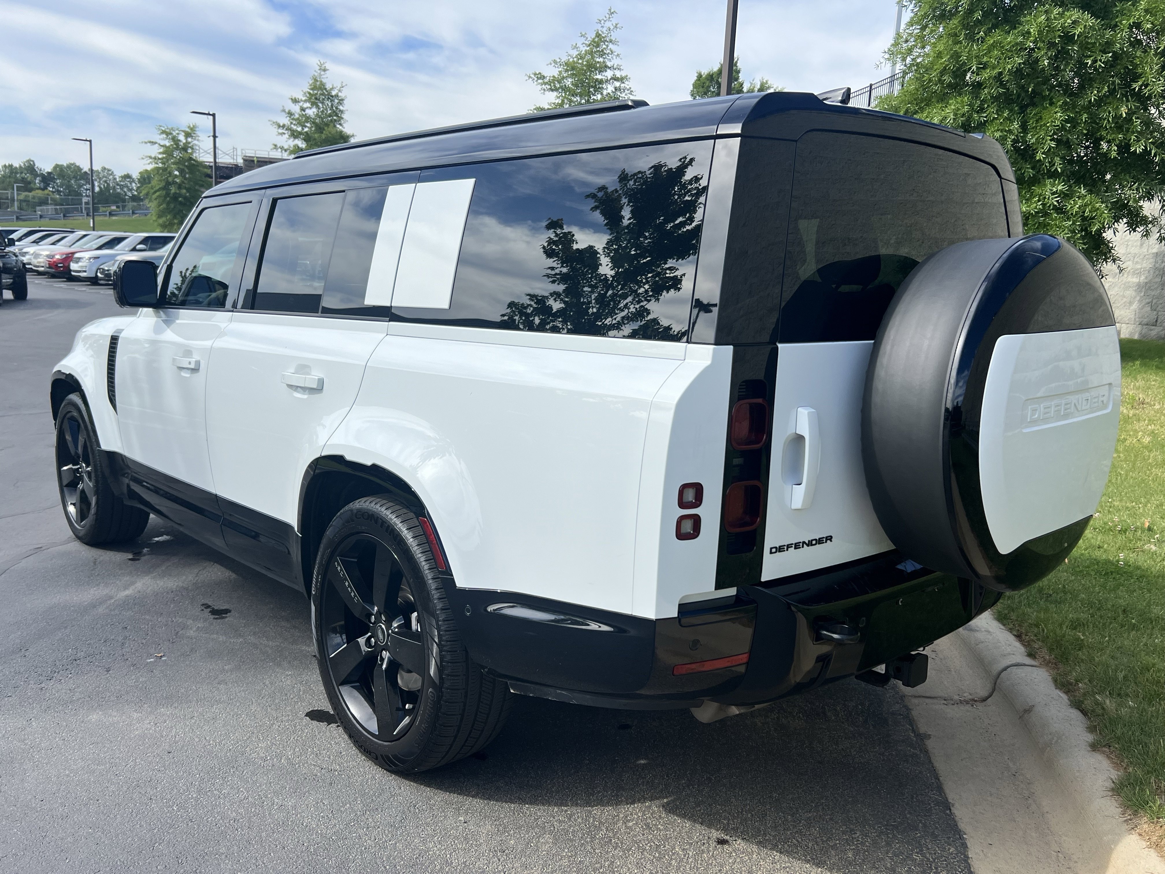Used 2025 Land Rover Defender 130 X-Dynamic SE AWD/4WD image 7