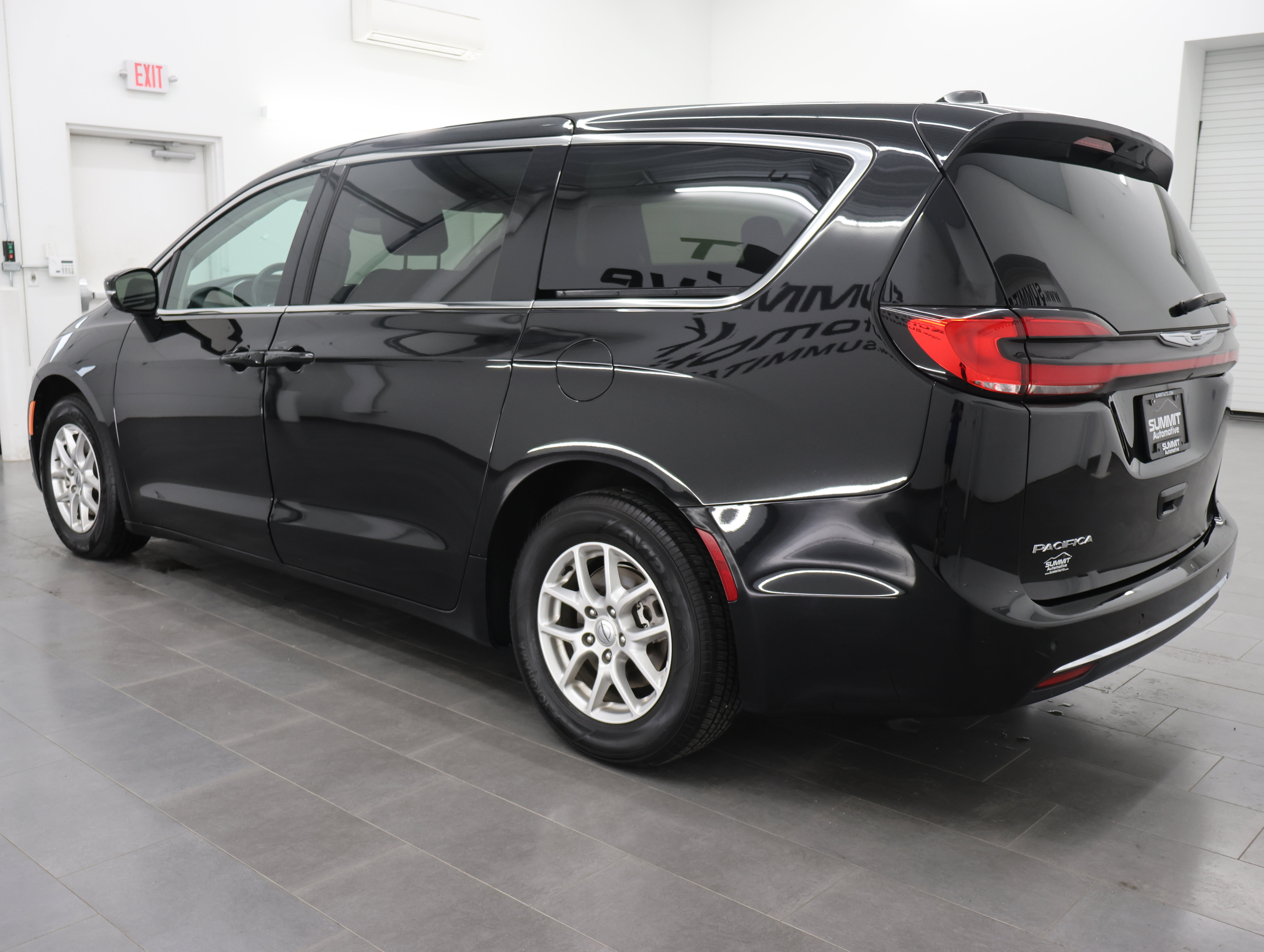 Used 2024 Chrysler Pacifica Touring-L FWD image 6