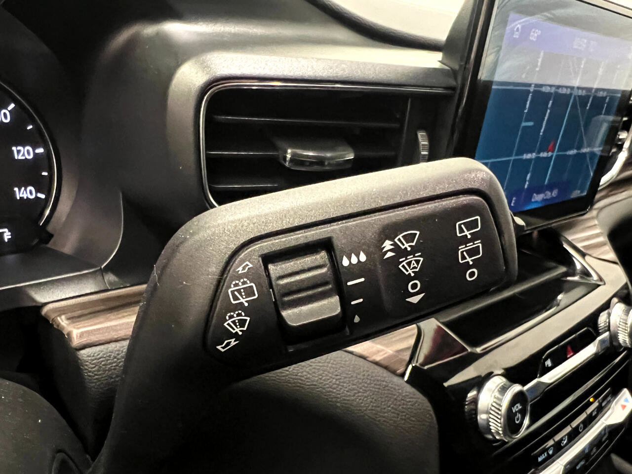 Used 2024 Ford Explorer Limited image 33