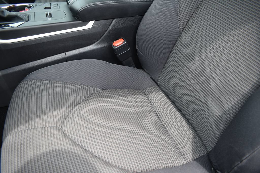 Used 2025 Toyota Highlander LE FWD image 12